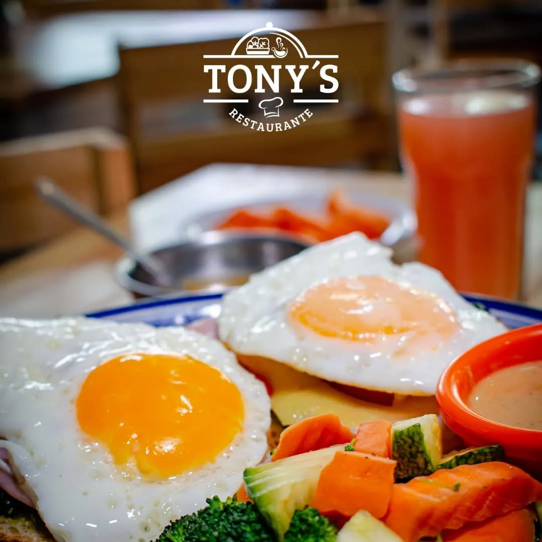 Desayuno con huevos y verduras